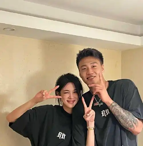 赵睿有女朋友了?和妙龄美女挽手拍照,其乐融融,球迷:钢铁直男