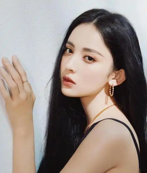 八位新疆女明星的盛世美颜,难怪要收复西域,绝不是因为葡萄干!