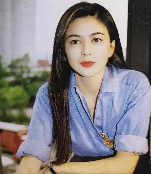 在图像中,可以观察到她的面部表情显得有些不自然.笑容显得稍显牵强.