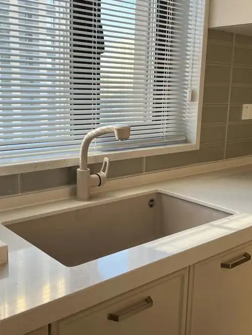 厨房一下拥有了两个石英石燕麦色台下盆