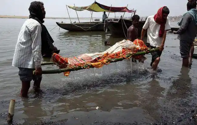 印度恒河大量浮尸从何而来每年成千上百具尸体