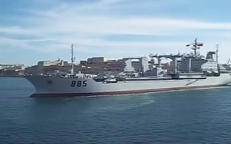 中国海军908型综合补给舰青海湖号885离开马耳他20033
