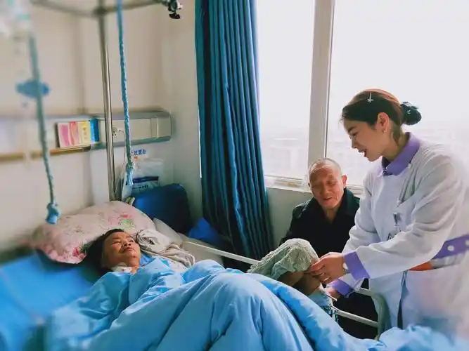 长期卧床的骨折患者常见的并发症是褥疮,泌尿系感染和呼吸道感染.