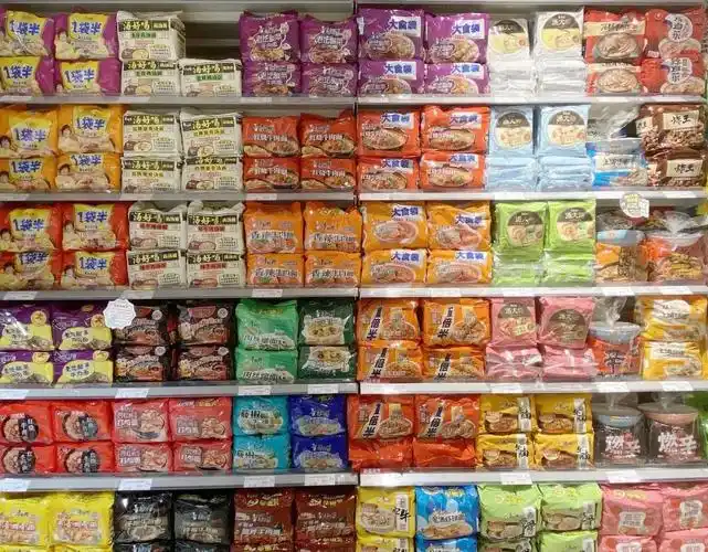 (超市货架上的方便面,图/视觉中国)
