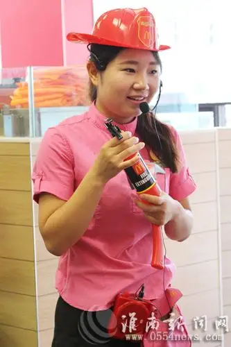 麦当劳姐姐用一张张消防知识展示卡向孩子们一一介绍了消防员衣着