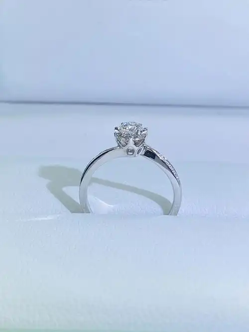 扭臂车花片,戒臂微镶小钻,确实是一款既显钻又修饰手型的款式,主钻