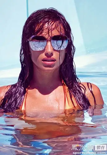 c罗女友泳池边拍大片金属泳装上演湿身诱惑