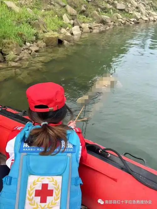 南部嘉陵江边打捞起一具浮尸