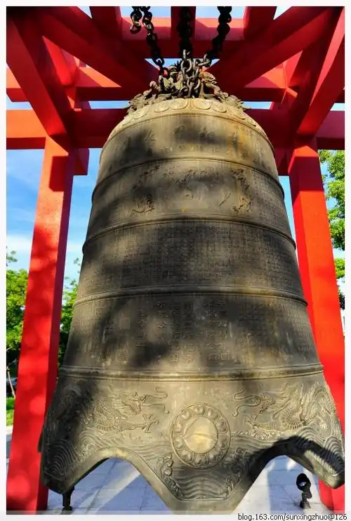 浦江两岸四世纪和平大钟