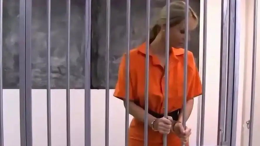 带着沉重脚链的女犯人在监狱里想换里衣怎么办意想不到