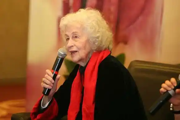 她不仅与享誉世界的家族治疗大师萨提亚女士一起工作学习二十余年,更