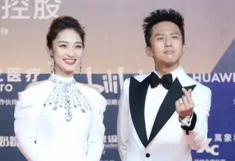 邓超携蓝羽亮相金鸡奖闭幕式 背头造型向粉丝比心