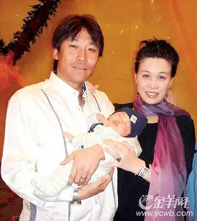 前天下午5时,朝阳法院安贞法庭第一次开庭审理高峰王纳文亲子案