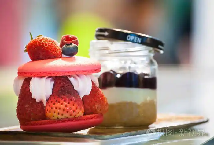 与新鲜草莓草莓杏仁饼