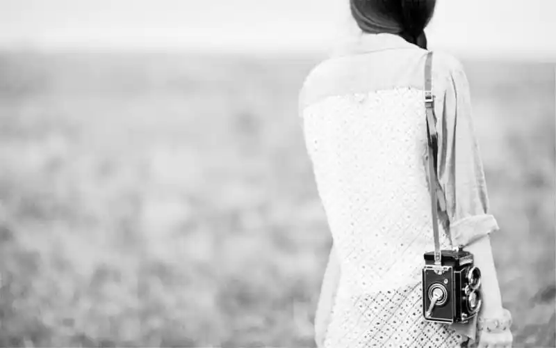 1黑白女生伤感背影,壁纸图片,女孩-桌面城市