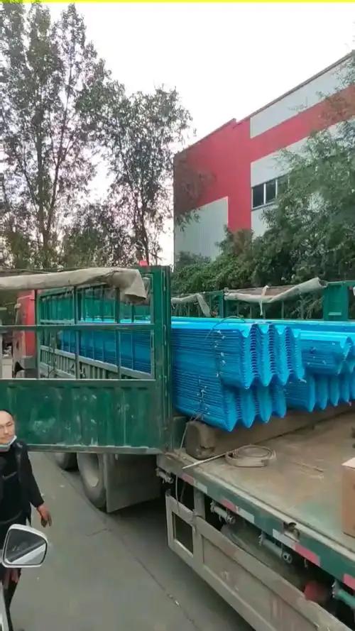 又一车1201湖蓝色,托架安装的波形护栏装车了