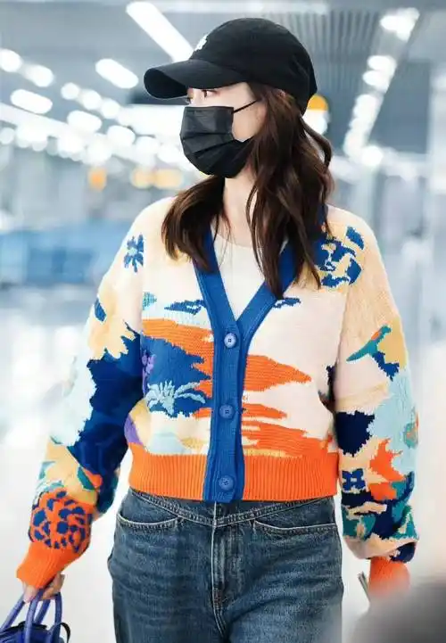 王鸥穿多色提花v领开衫内搭白色针织衫配牛仔裤走机场,时尚减龄_色彩