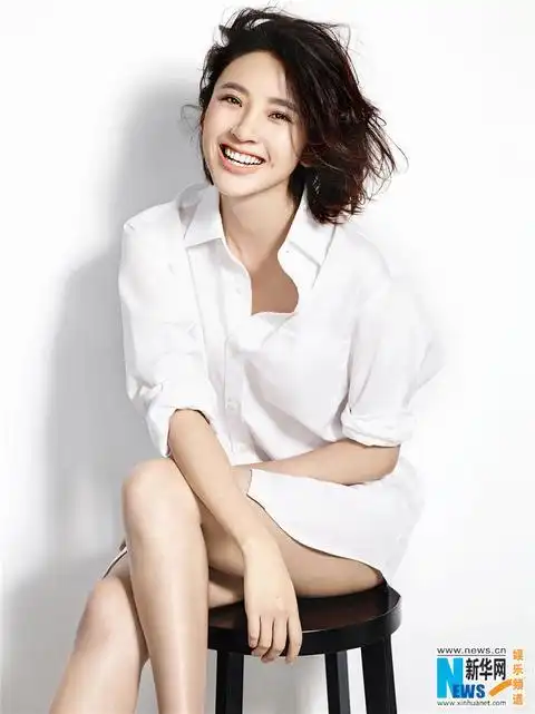 唐艺昕白衬衫风格写真曝光大秀性感美腿图