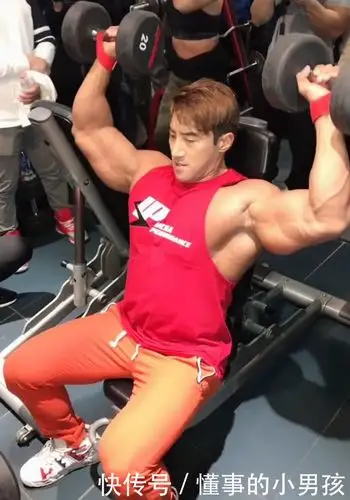 黄哲勋来到中国国内肌肉网红直呼黄老师这个肩太过分了