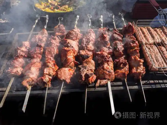 烟中的木炭烤烤肉串