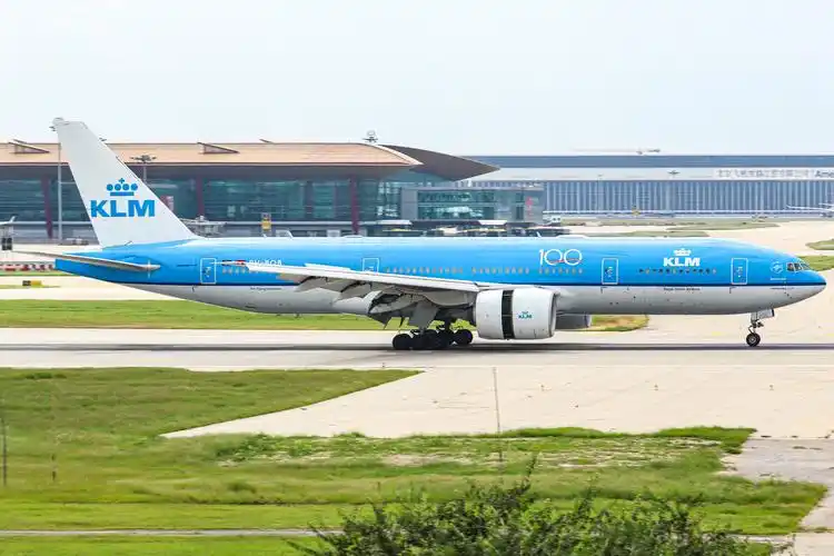 荷兰皇家航空klm在01号跑道降落开启反推瞬间机型波音777200er注册号