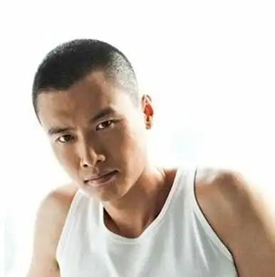 中间的头发要长一点,梳造型从两边开始做成整齐的外开梳发,毛寸短发