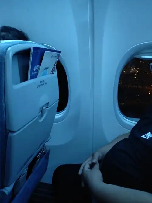之前是非常的期待感受一下坐飞机!真正坐上飞机之后,却是非常的害怕!