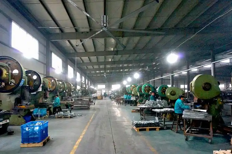 钣金车间的冲床.