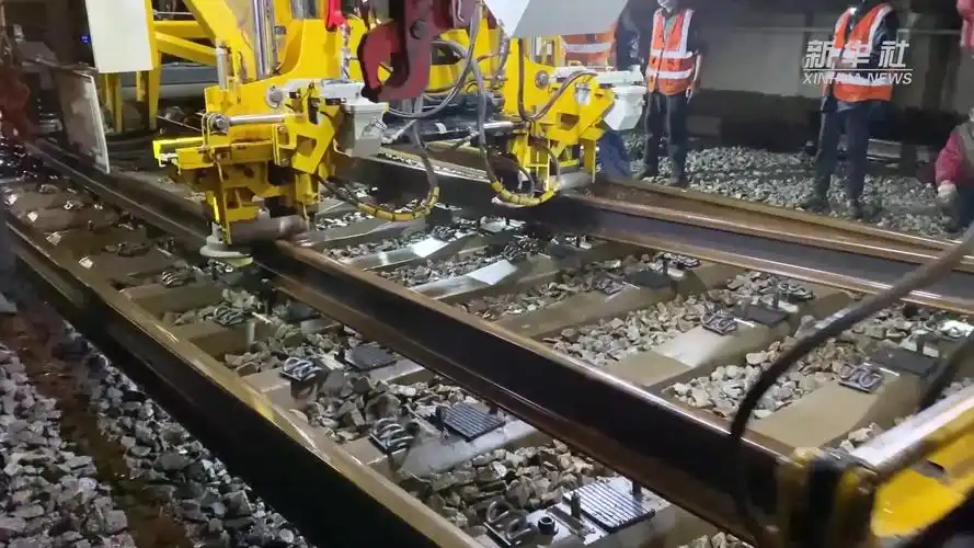 直击京九铁路南昌站机械化换轨作业