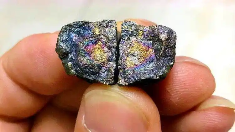 这种石头非常稀缺,一克价值2亿,捡到千万别丢掉了!