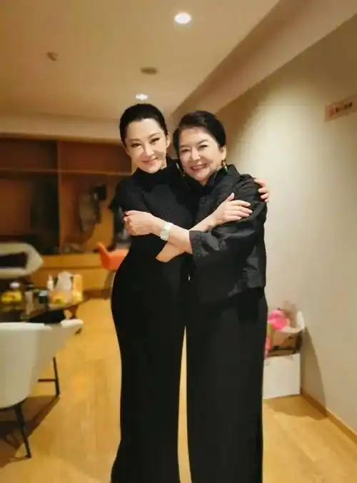 胡慧中穿少女时期粉裙身材珠圆玉润却满身贵气跟同龄奶奶同框像两代人