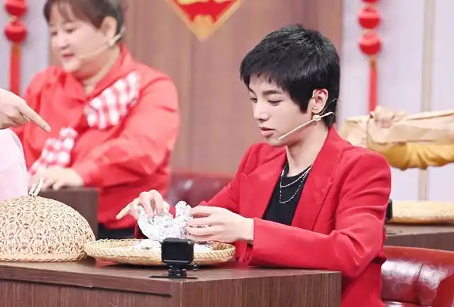 华晨宇在综艺里与重口味美食的缘分,远不止蒜蓉烤生蚝那么简单