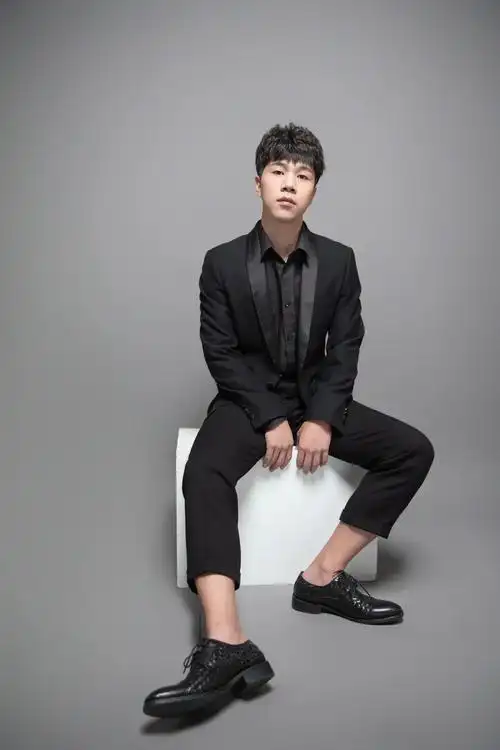 这是一个英雄不问出处的网络世界,刘大壮深以为然,他的声音被更多的人