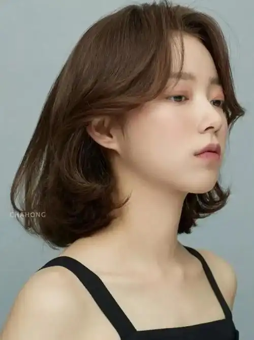 如果你的下巴较尖,整体脸型偏椭圆,则可以在发丝中段增加一些卷度,从