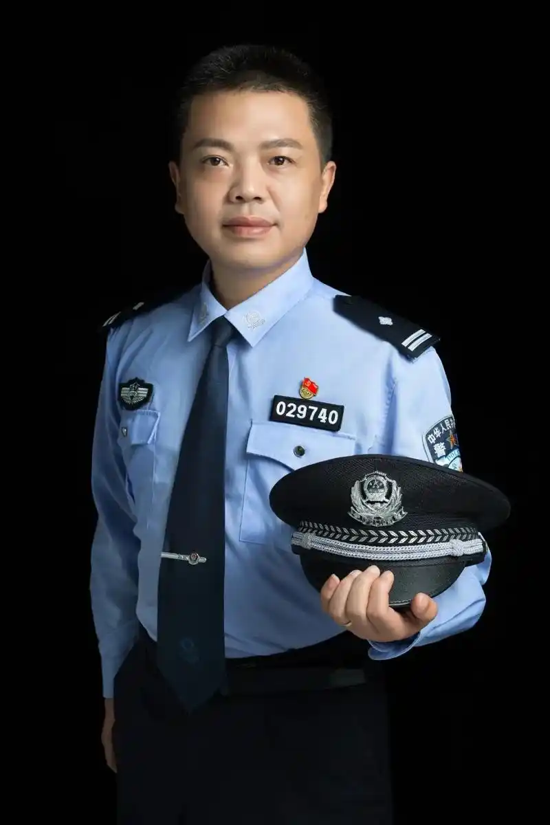 你好警察节危险面前他们用行动书写初心使命