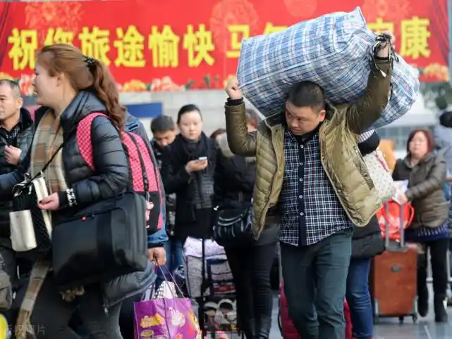 多地建议:就地过年,非必要不返乡,打工人注意,过年回家要趁早