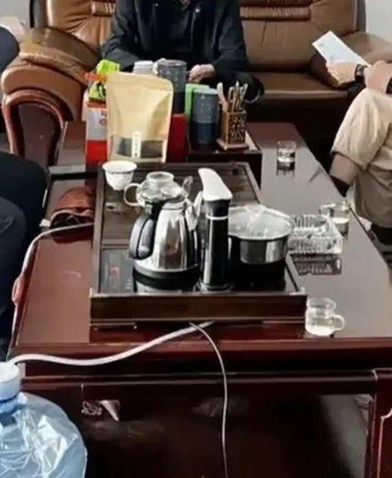 办公室摆放着一套茶具,今年送礼,自饮,已经在我这儿拿了九斤恩施玉露