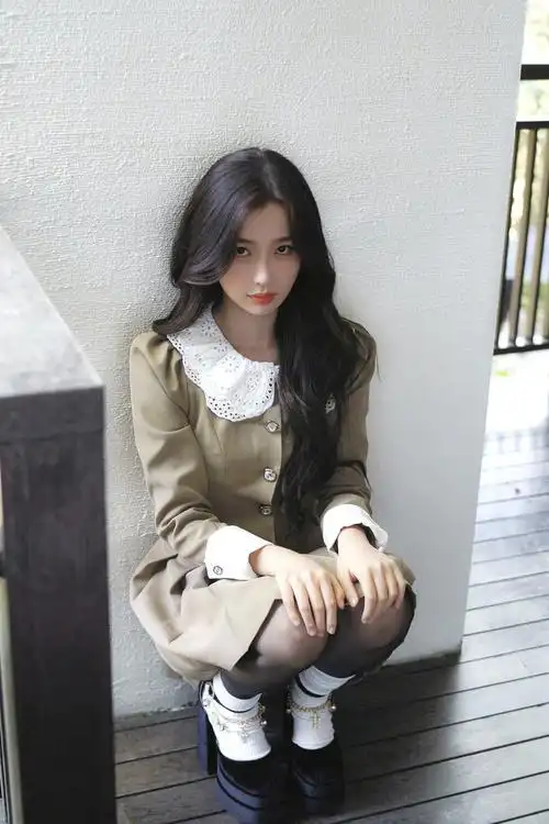 虞书欣穿娃娃领裙复古可爱搭黑丝秀细长美腿