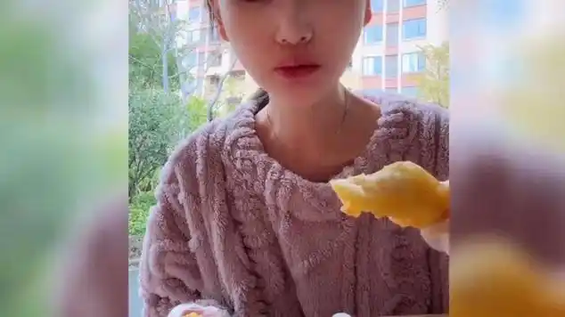 疯疯淼淼户外炸鳕鱼 (1)|海鲜|美女吃播_网易视频