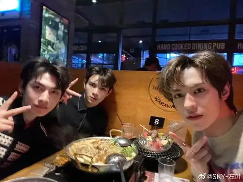 有感而发 情侣吃饭到底应该坐对面还是坐旁边