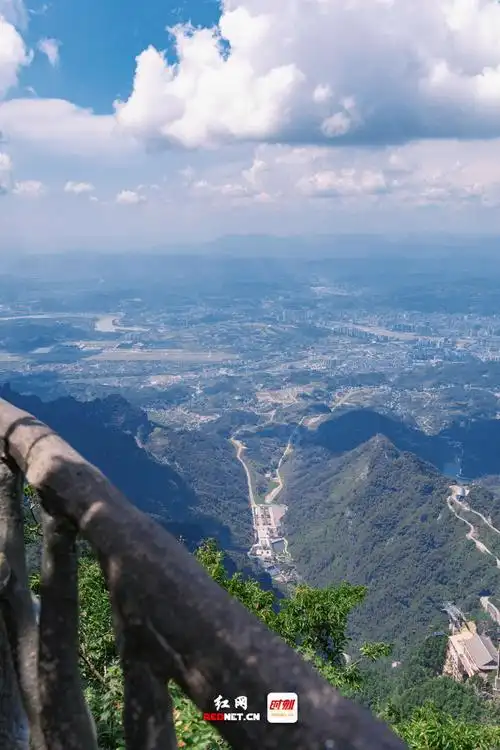 登上天门山999级阶梯,回首看山下的风景.(摄/陈左忆)12/1