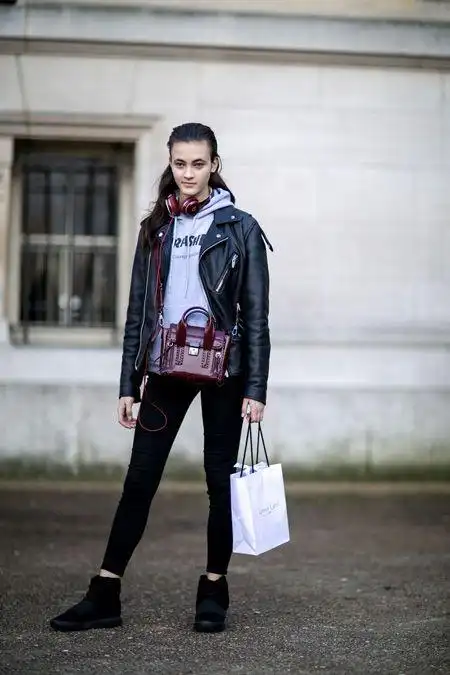 黑色皮夹克 紫色连帽卫衣 黑色九分裤 黑色磨砂短靴 酒红色单肩包