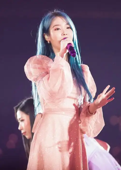 iu蓝发# #iu李知恩美图# 2019年时光机 . 来自小恩写真集 - 微博