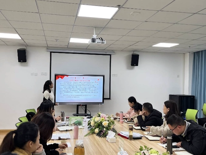 12月6日下午,启明星幼儿园党支部书记张承梅带领各园执行园长及党员