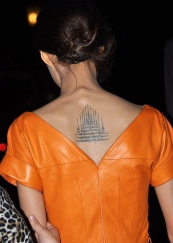 张歆艺后背的九塔幸运符纹身_图腾纹身,张歆艺纹身,后背纹身