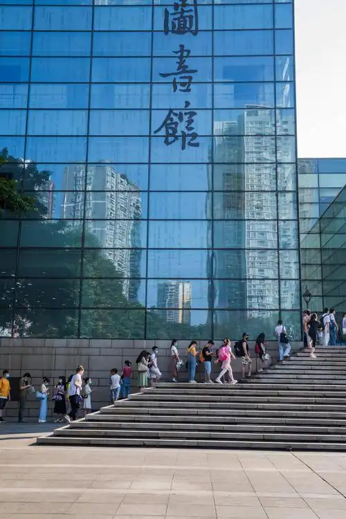 图书馆外排长队 避暑学习两不误_重庆图书馆