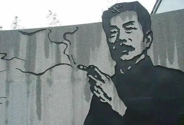 关于鲁迅从何时开始抽烟已经无从考证了,但是可以确定的是,从他站在