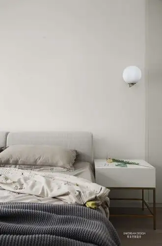 90平现代简约风装修床头一角