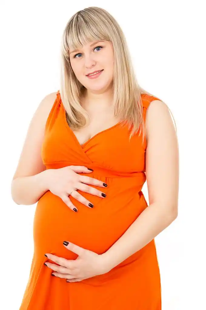 快乐孕妇抱抱肚子,快乐怀孕的女人抱着肚子隔离