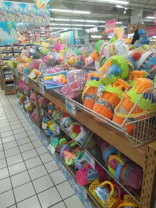 大润发沙滩玩具陈列,陈列面更大,备货更充足.